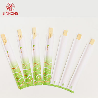 Gêmeos Tensoge em volta do papel descartável da luva dos hashis de bambu naturais envolvido