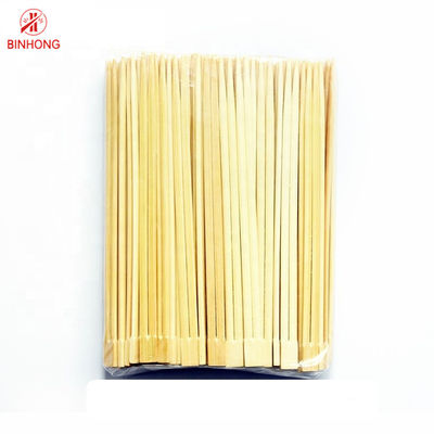 Gêmeos Tensoge em volta dos hashis descartáveis de bambu naturais com pacote de papel