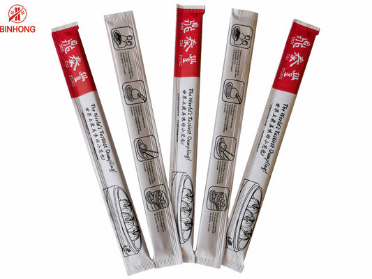 O papel envolveu os hashis descartáveis de bambu dos gêmeos biodegradáveis
