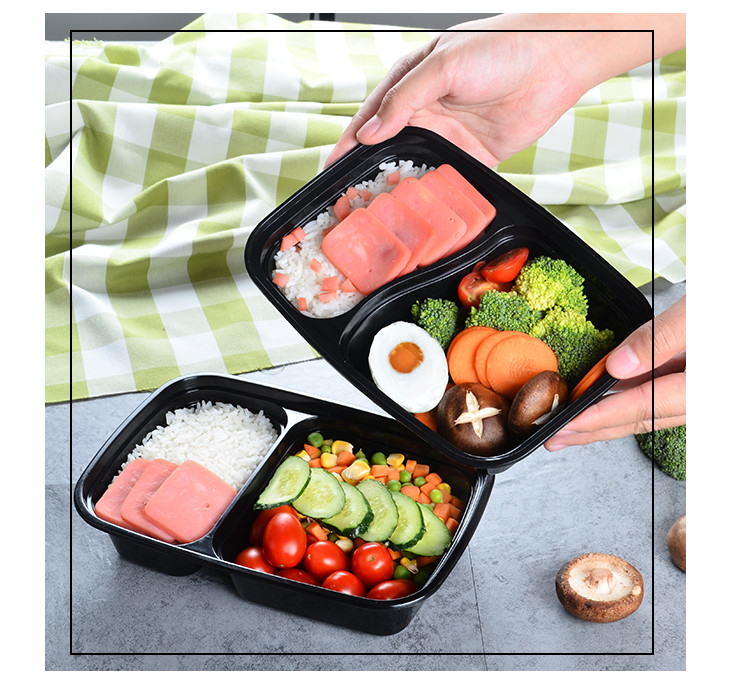 A micro-ondas remove a compartimento da caixa 2 do alimento o plástico descartável com tampa