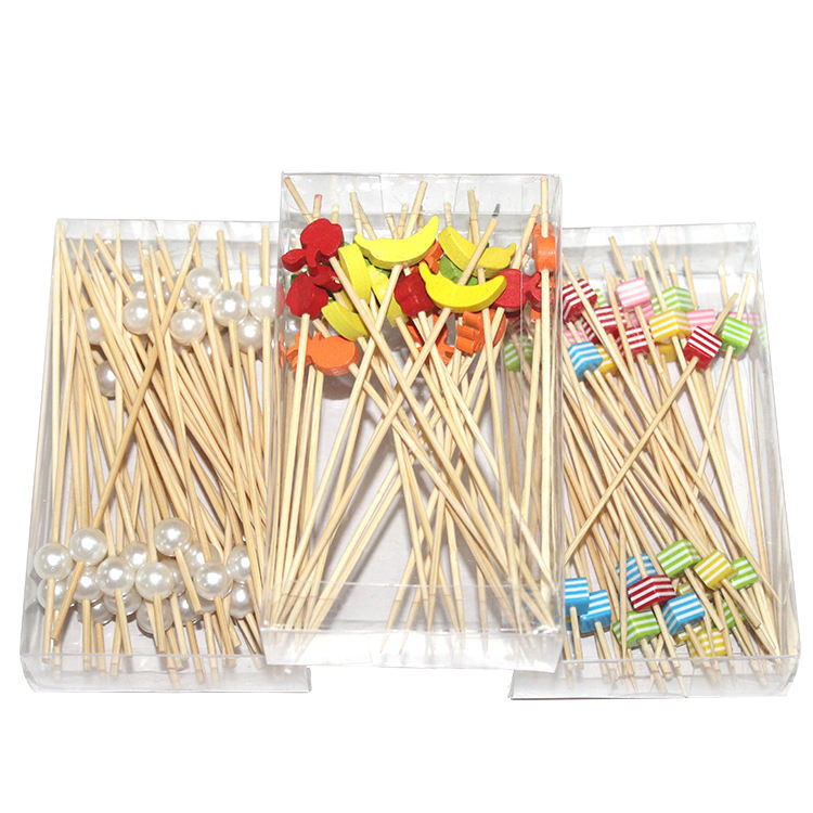 Os espetos de bambu longos dos acessórios do assado colam os palitos de bambu do aperitivo das varas