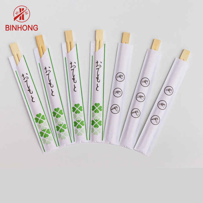Gêmeos Tensoge em volta do papel descartável da luva dos hashis de bambu naturais envolvido