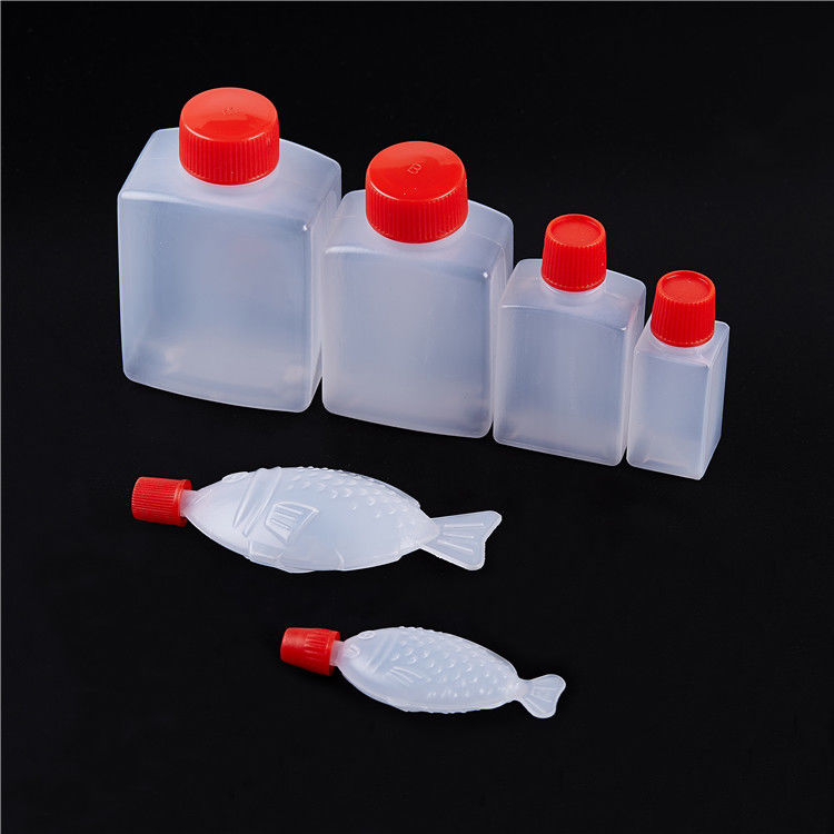 os peixes do retângulo 30ml deram forma ao recipiente plástico do molho de soja do sushi