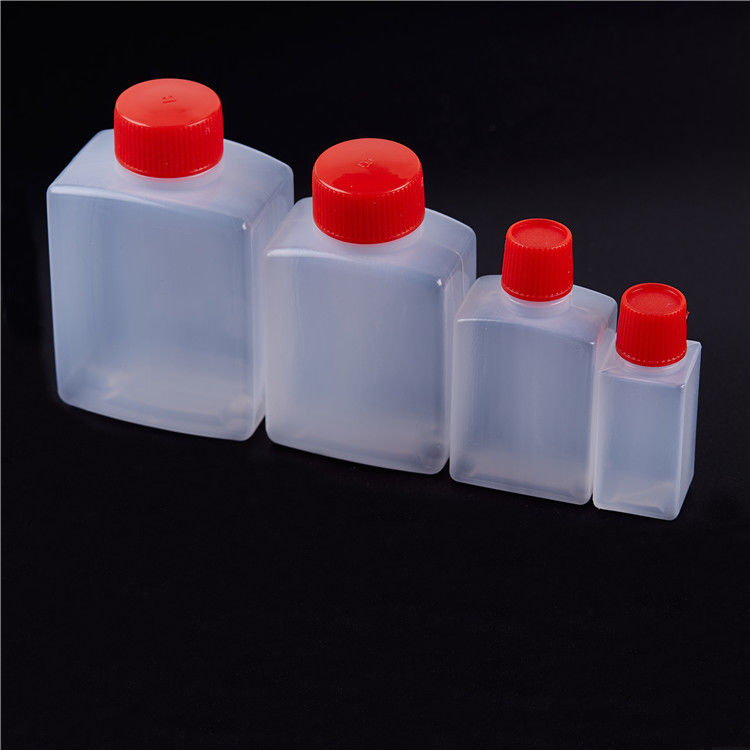 os peixes do retângulo 30ml deram forma ao recipiente plástico do molho de soja do sushi