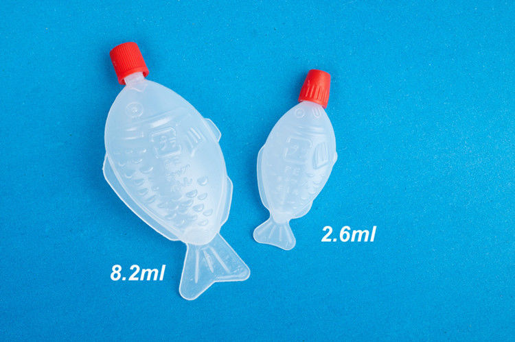 os peixes do retângulo 30ml deram forma ao recipiente plástico do molho de soja do sushi