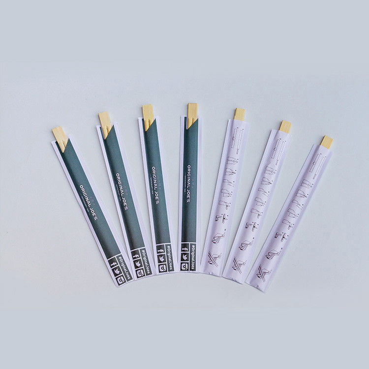 Hashis de bambu japoneses chineses descartáveis com de papel envolvidos