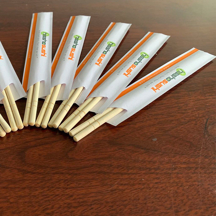 Hashis de bambu japoneses chineses descartáveis com de papel envolvidos